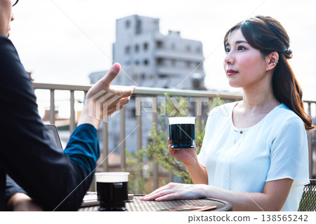 描繪了一對男女在明亮的露台上享受下午茶時光的生活方式。 138565242