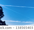 背景圖片展現了藍天上蔓延的飛機尾跡和漸變的光線。 138565403