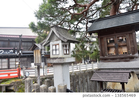 日本岐阜縣高山市的古老街景。秋葉神社，又稱秋葉神社，是一座祈求防火和家庭平安的神社。 138565469