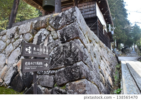 日本岐阜縣高山市的古老街景。東山步道上的寺廟鐘「本莊」（Bonsho）。標示著名景點的指示牌。 138565470