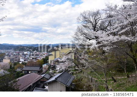 日本岐阜縣高山市：櫻花盛開，街景優美。市中心新舊房屋交錯。攝於城山公園。 138565471