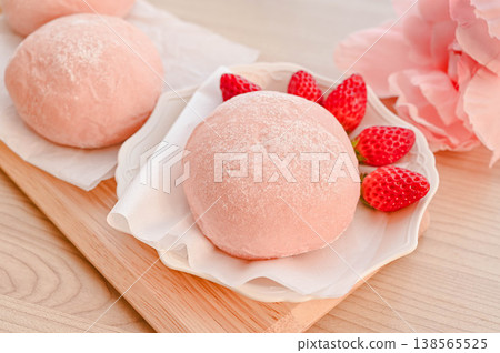 新鮮出爐的蓬鬆粉紅麵包 138565525