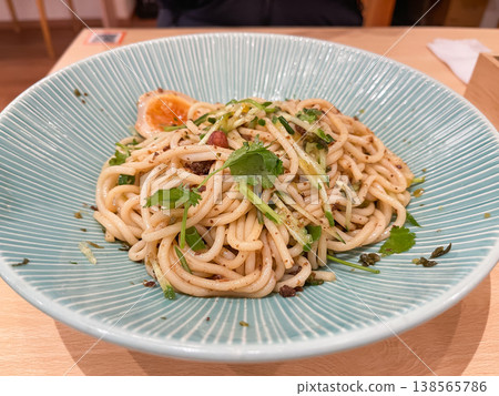 拌麵是一道民族特色菜,將肉末醬、蔬菜和米粉混合在一起。 (混合後。) 拌麵是一道民族特色菜,將肉末醬、蔬菜和米粉混合在一起。 (混合後。) 138565786