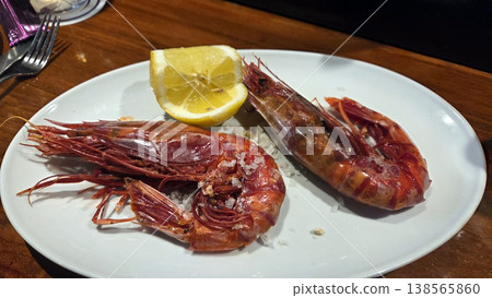 Grilled whole prawns with lemon wedge on white oval plate for spanish tapas seafood appetizer and grilled shrimp serving. Carabinero, gamba carabinero, Aristaeopsis edwardsiana 138565860