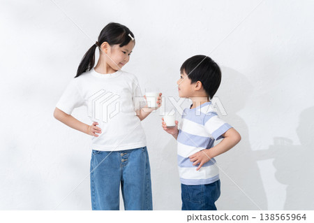 男孩女孩喝牛奶 138565964