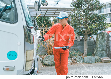 Truck mechanic Truck mechanic 138566166