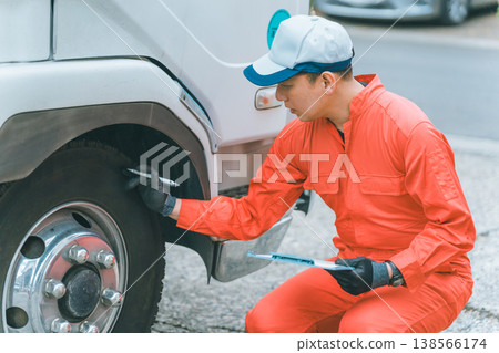 Truck mechanic Truck mechanic 138566174