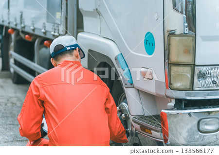 Truck mechanic 138566177