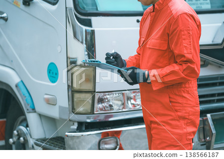 Truck mechanic Truck mechanic 138566187