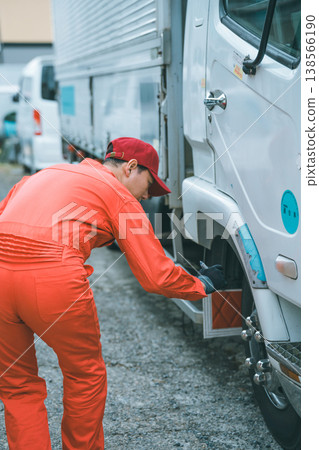 Truck mechanic 138566190