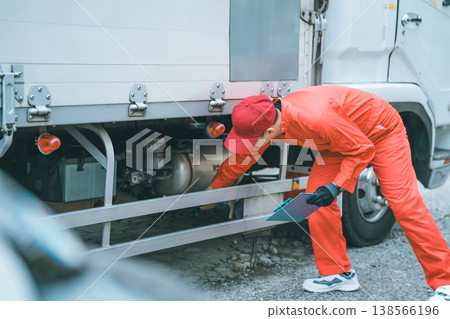 Truck mechanic 138566196