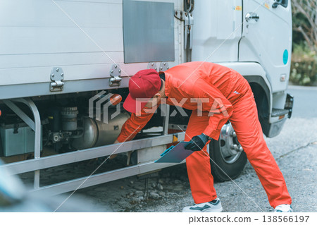 Truck mechanic Truck mechanic 138566197