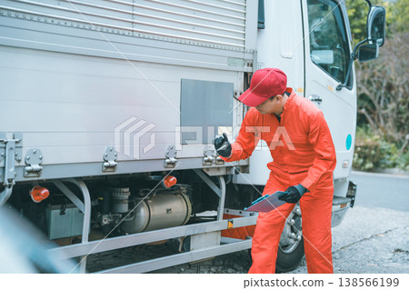 Truck mechanic 138566199