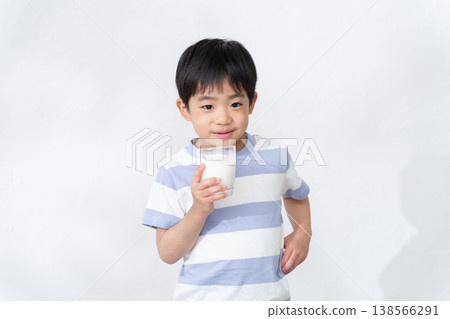 喝牛奶的孩子 喝牛奶的孩子 138566291