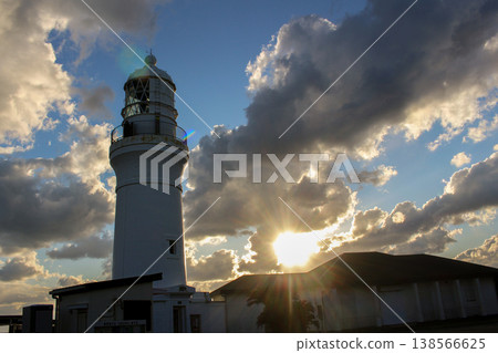 夕陽西下，耀眼的旭日照亮了御前崎燈塔（靜岡縣） 138566625