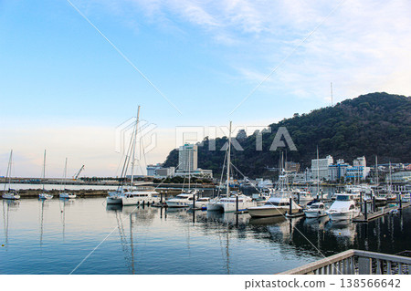 熱海港停泊著一排遊艇,夜景迷人(靜岡縣) 熱海港停泊著一排遊艇,夜景迷人(靜岡縣) 138566642