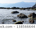 真鶴港（神奈川縣真鶴町）擁有美麗的海岸線，岩石嶙峋的海岸和遠處綿延的山脈。 138566644