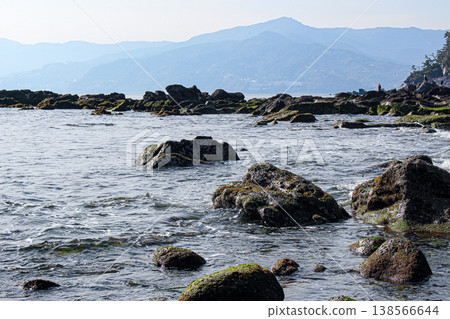 真鶴港(神奈川縣真鶴町)擁有美麗的海岸線,岩石嶙峋的海岸和遠處綿延的山脈。 真鶴港(神奈川縣真鶴町)擁有美麗的海岸線,岩石嶙峋的海岸和遠處綿延的山脈。 138566644