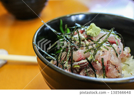 真鶴港特產:鮮竹莢魚刺身蓋飯(神奈川縣) 真鶴港特產:鮮竹莢魚刺身蓋飯(神奈川縣) 138566648