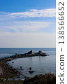 冬季海岸線可俯瞰地平線和真鶴岬（神奈川縣）風景優美的三岩 138566652