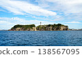 俯瞰江之島全景，島上綠樹成蔭，靜靜地漂浮在海面上。 138567095