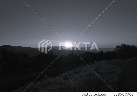 夕陽西下,映襯著單色的山脈輪廓。 夕陽西下,映襯著單色的山脈輪廓。 138567702