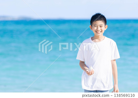 一個男孩在熱帶天堂般的海邊享受他的暑假。 一個男孩在熱帶天堂般的海邊享受他的暑假。 138569110