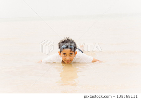 與大海融為一體的夏天 138569111