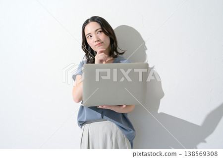 日本女子筆記型電腦出了問題 138569308