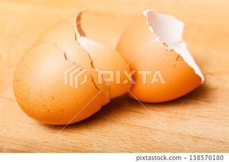 Detailed closeup of empty cracked eggshells 138570180