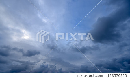 多雲的天空 多雲的天空 138570223