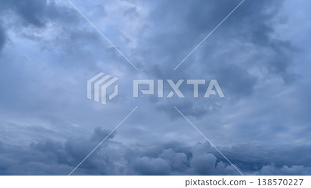 多雲的天空 多雲的天空 138570227