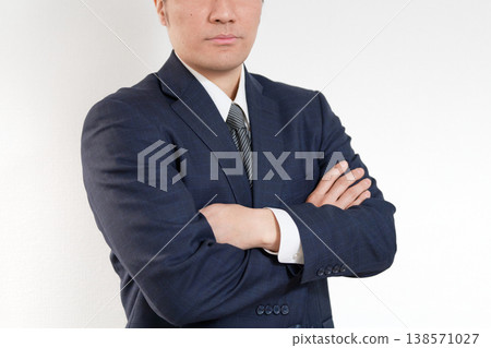 特寫：一位商人雙手交叉，露出上半身。 138571027