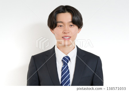 一位衣著整潔的年輕商人的肖像。 138571033