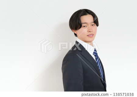 一位衣著整潔的年輕商人的肖像。 138571038