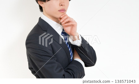 一位深思熟慮的年輕商人的雙手 138571043