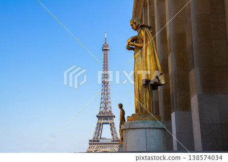 eiffel tour and statues of Trocadero 138574034