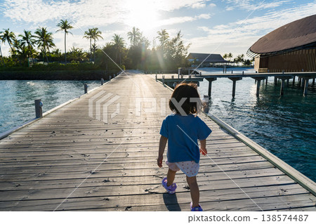 一名日本幼兒在馬爾地夫的水上別墅間漫步 138574487