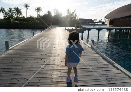 一名日本幼兒在馬爾地夫的水上別墅間漫步 138574488