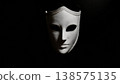 黑暗中一幅肖像，白色面具浮現 / 神秘的視覺素材象徵匿名和內心世界 138575135