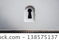 極簡主義構圖，白色牆壁上的鑰匙孔 / 簡單的背景材質象徵著秘密和發現 138575137