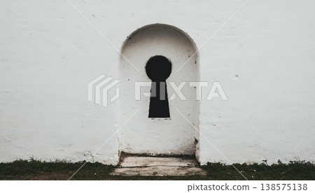 牆上鑲嵌的鑰匙孔具有美學價值 / 象徵性的建築細節，將內部與外部分隔開來。 138575138