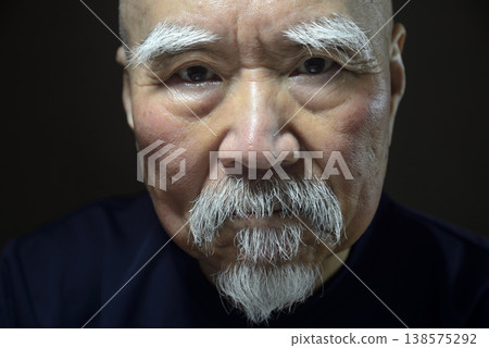 一位留著鬍子、神情憂鬱的老人 138575292