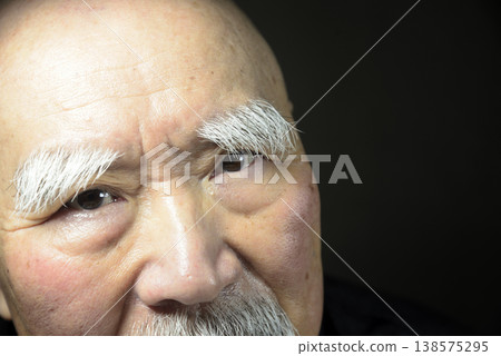 一位留著鬍子、神情憂鬱的老人 138575295