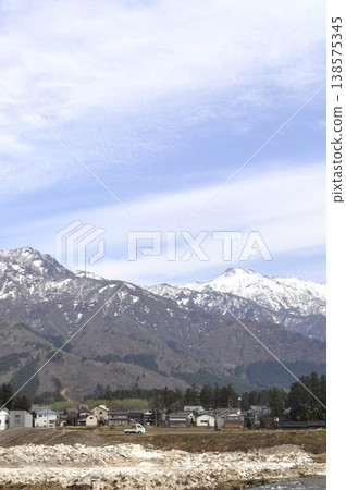 日本新潟的雪山 日本新潟的雪山 138575345