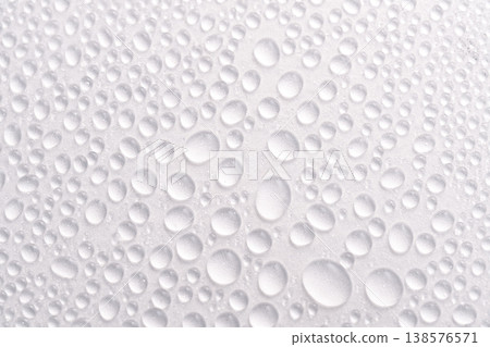 白色背景上佈滿密集的水滴和水蹟的背景圖片。 138576571
