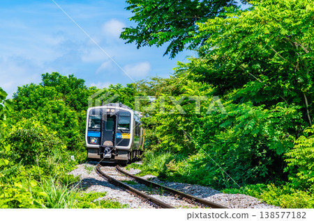 Koumi Line: Kiha E200 running through the summer highlands 138577182
