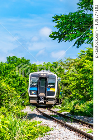 Koumi Line: Kiha E200 running through the summer highlands 138577183