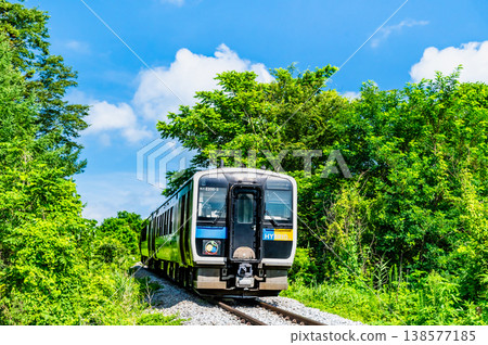 Koumi Line: Kiha E200 running through the summer highlands 138577185