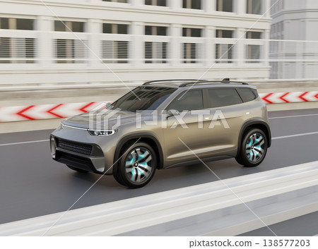 一輛大型電動SUV行駛在高速公路上。 138577203